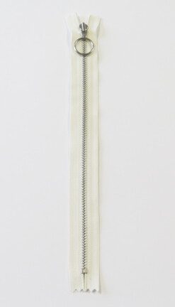 Lynlås YKK 4mm alu m/ring 25 cm, Råhvid