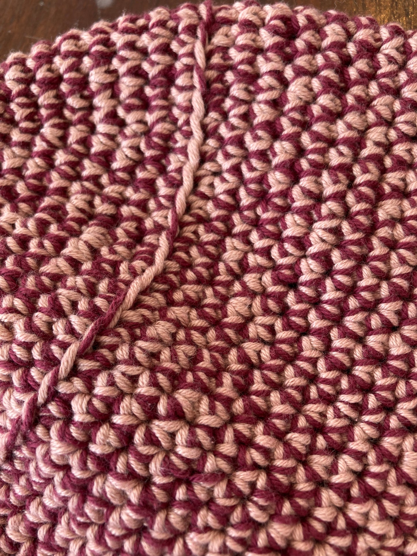 Hæklet bøllehat rosa/bordeaux, str. M