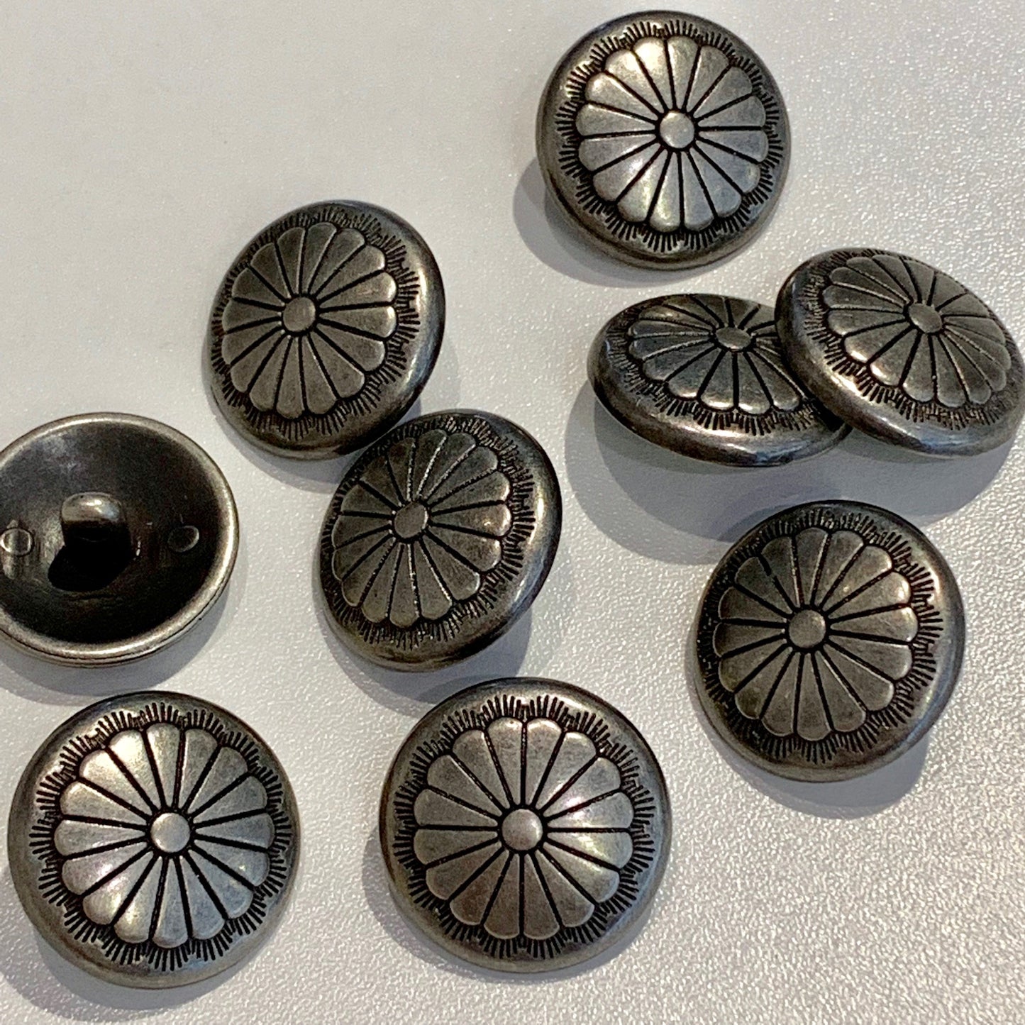 Knap i metal look 23 mm