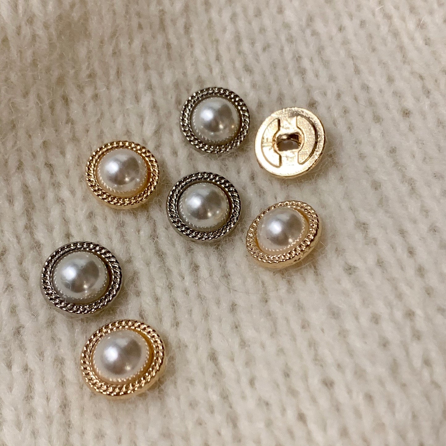 Knap med perle 15 mm
