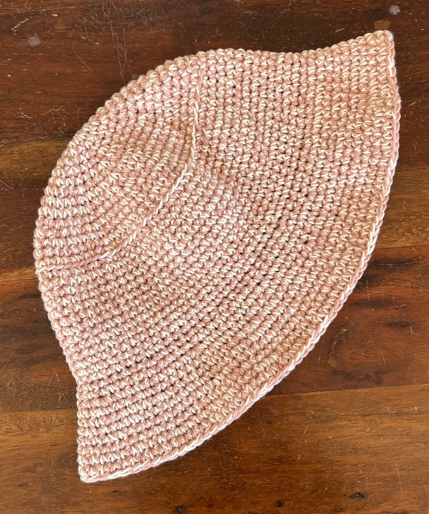 Hæklet bøllehat støvet rosa/nude, str. XS